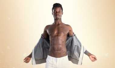 Atletik yakışıklı siyah adam