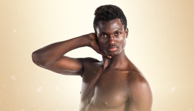 Atletik yakışıklı siyah adam