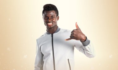 Siyah adam boynuz jest yapma