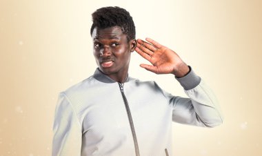 Siyah adam bir şey dinleme