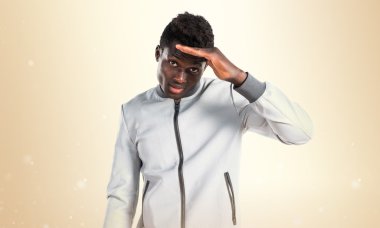 Siyah adam bir şeyler gösteriyor