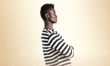 Siyah adam kollarını ile geçti