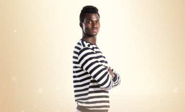 Siyah adam kollarını ile geçti