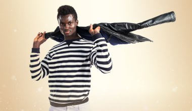 Siyah adamla yakışıklı deri ceket