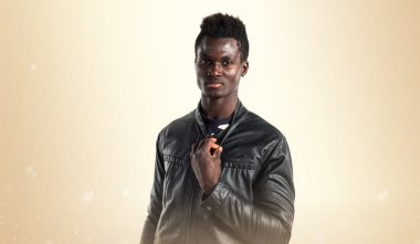 Siyah adamla yakışıklı deri ceket