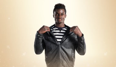 Siyah adamla yakışıklı deri ceket