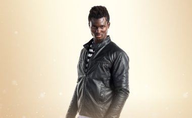 Siyah adamla yakışıklı deri ceket