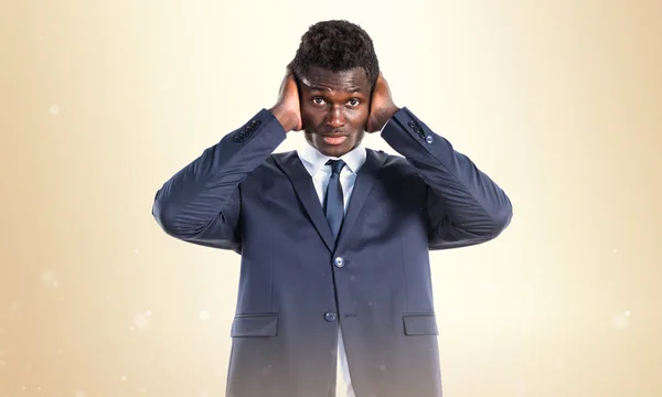 Красивый черный мужчина закрывает уши — стоковое фото
