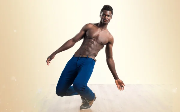 Przystojny czarny człowiek taniec — Zdjęcie stockowe