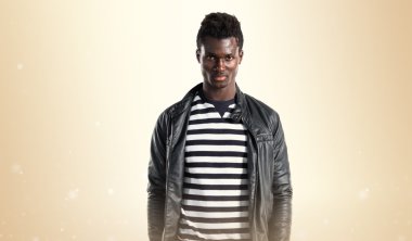 Siyah adamla yakışıklı deri ceket