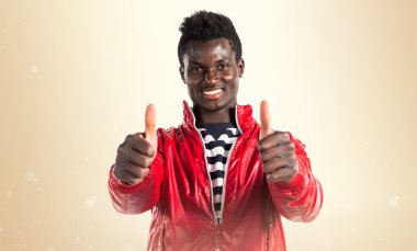 Başparmak ile yakışıklı siyah adam