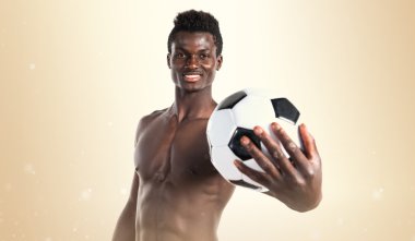 siyah adam futbol oynama