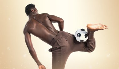 siyah adam futbol oynama