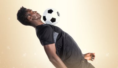 siyah adam futbol oynama