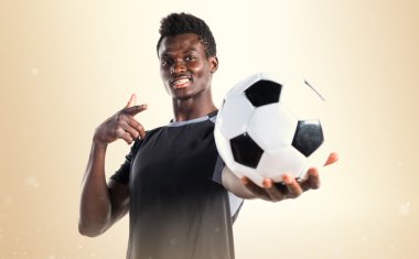 siyah adam futbol oynama