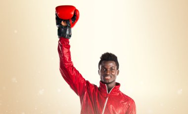 Boks eldivenleri ile siyah adam