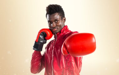 Boks eldivenleri ile siyah adam