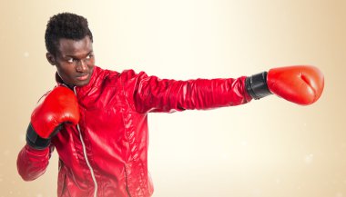 Boks eldivenleri ile siyah adam