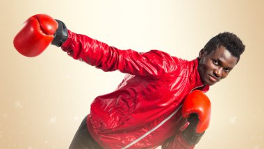 Boks eldivenleri ile siyah adam
