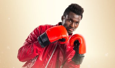 Boks eldivenleri ile siyah adam