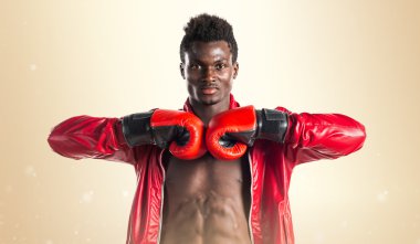 Boks eldivenleri ile siyah adam