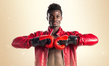 Boks eldivenleri ile siyah adam