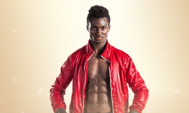 Boks eldivenleri ile siyah adam