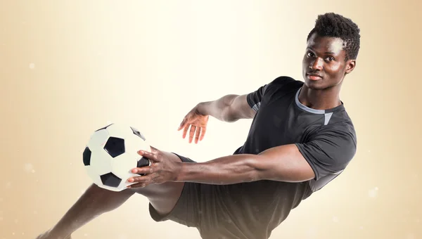 Homem negro jogando futebol — Fotografia de Stock