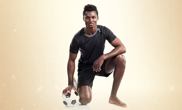 Homem negro jogando futebol — Fotografia de Stock