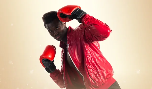 Hombre negro con guantes de boxeo — Foto de Stock