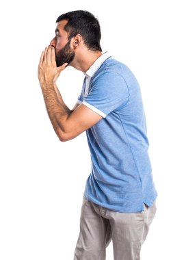 Mavi gömlek bağıran adamla