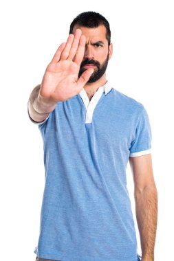 Adam mavi gömlek yapma dur işareti ile
