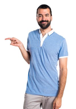 Mavi gömlek için lateral işaret eden adamla