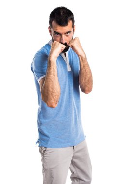 Mavi gömlekli bir yumruk veren adamla