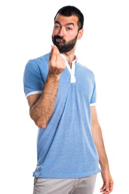 Adam para hareketi yaparken mavi gömlek ile