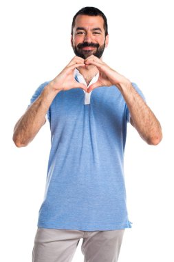 Adam mavi gömlek elleri ile bir kalp yapma