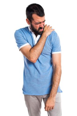 Adam omuz ağrısı ile mavi gömlek ile