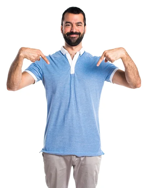 Man met het blauwe shirt naar beneden wijst — Stockfoto