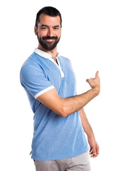 Homme avec chemise bleue pointant vers l'arrière — Photo