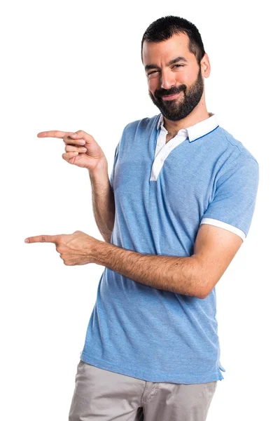 Homem com camisa azul apontando para a lateral — Fotografia de Stock