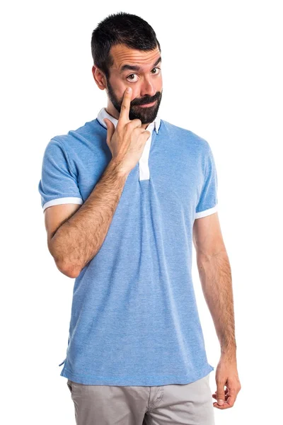 Homem com camisa azul mostrando algo — Fotografia de Stock