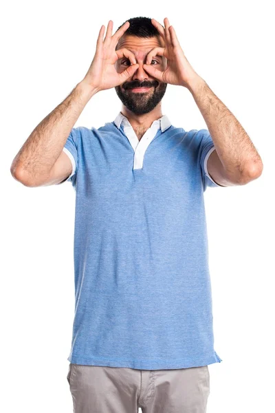 Man met blauw shirt met iets — Stockfoto