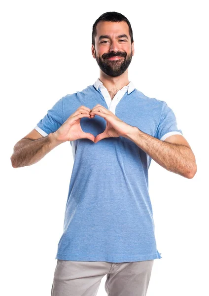 Homem com camisa azul fazendo um coração com as mãos — Fotografia de Stock