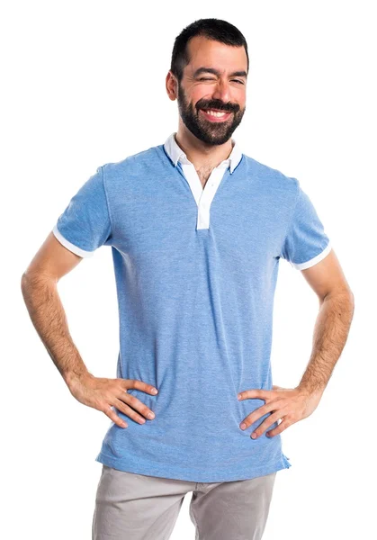 Человек в синей рубашке подмигивает — стоковое фото