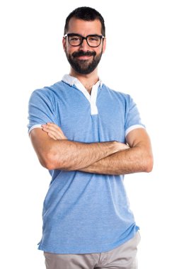 Adam mavi gömlek kolları ile geçti