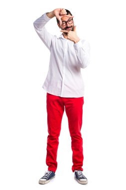 Onun parmaklarıyla odaklanarak gözlüklü yakışıklı adam