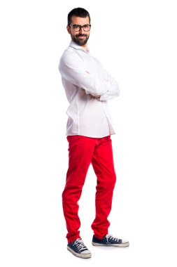 Kollarını çapraz ile gözlüklü yakışıklı adam