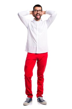 Gözlüklü bir şaka yapıyor yakışıklı adam