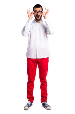 Gözlüklü bir şey gösterilen yakışıklı adam