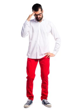 Gözlüklü sinirli yakışıklı adam